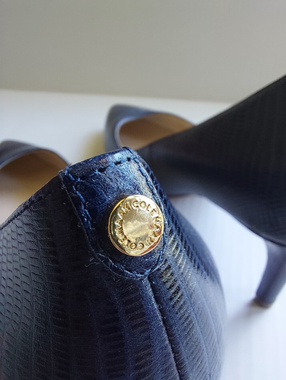 Like NEW Cole Haan High Heel Pumps Navy Blue Sz 10. ( D ) - Picture 4 of 6